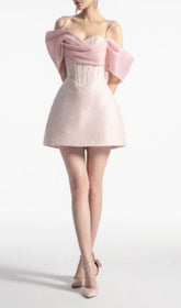 MINIKLEID MIT TRÄGERN IM FISCHGRÄTENSTIL IN ROSA